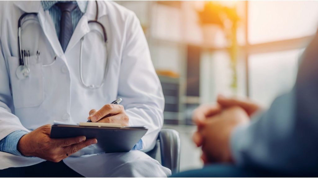 Medical provider discussing treatment options to help reduce opioid cravings and manage opioid withdrawal.