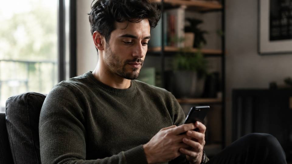 can you overdose on cocaine hero image of a man looking up the answer on his phone.